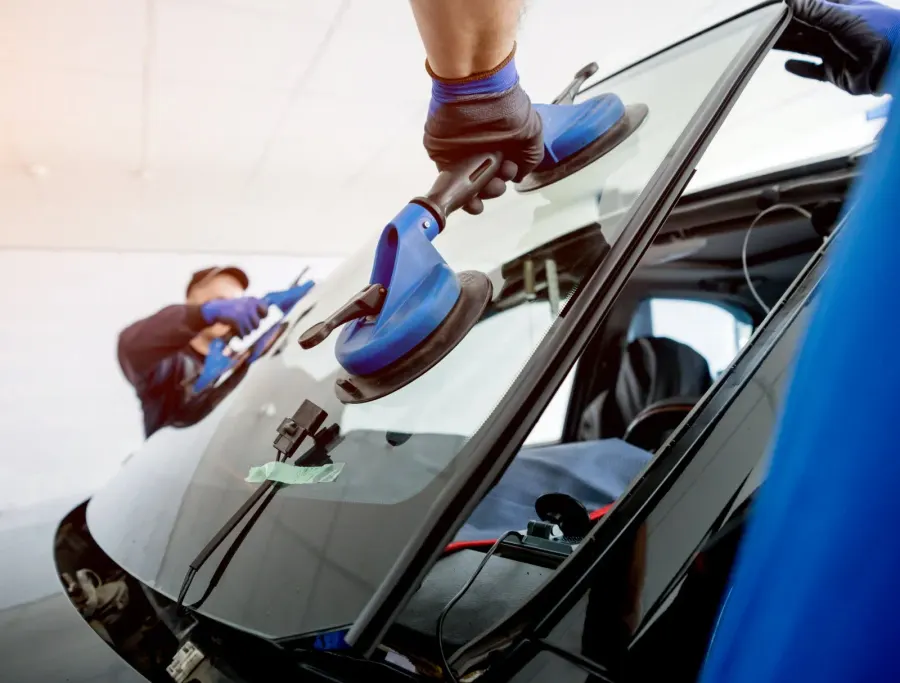 Pose d'un pare-brise neuf à la ventouse par un technicien Select Pare-Brise